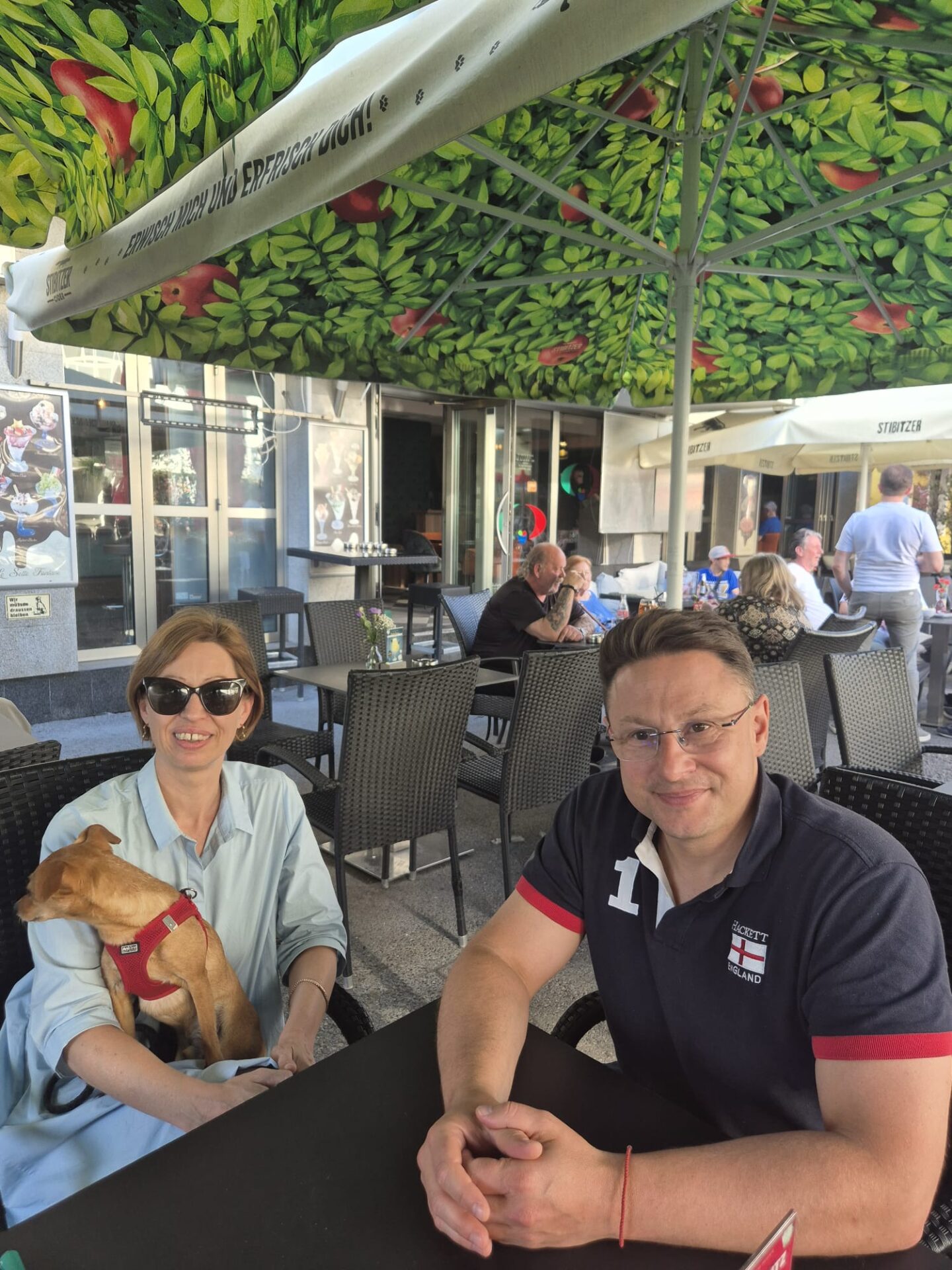 Christoph Lipinski mit Hundebesitzerin (Bild: Lipinski).