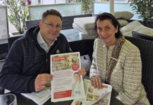 Widerhaken: Initiative für Hunde in Margareten Hunde-Initiative: Bezirks-Vize Lipinski mit einer Margaretner Unterstützerin (Bild: Lipinski).
