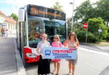 Hanusch-Krankenhaus mit neuem Bus besser erreichbar Erfreut: Bezirkschefin Michaela Schüchner, Wiener-Linien-GF Alexandra Reinagl und Mobilitätsstadträtin Ulli Sima (v.l., Bild: Stadt Wien/Fürthner).