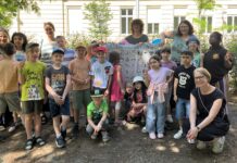 Zeichen-Sprache: Erste Spezial-Tafel steht im Ordeltpark Die Kinder hatten sichtlich Freude mit der neuen Tafel im Ordeltpark beim Besuch von Bezirkschefin Michaela Schüchner (Bild: BV 14).