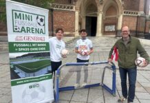 Fußball-WM-Fieber hat den 15. Bezirk erreicht! Am Kardinal-Rauscher-Platz rollt das runde Leder: Ankick durch Bezirkschef Dietmar Baurecht (Bild: BV 15).