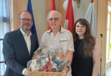 Mister Schwendermarkt geht, die Visionen bleiben Schwendermarkt-Beauftragte: Bernadette Ala-Flucher (r.) folgt auf Wilhelm Haber (M.), Bezirkschef Baurecht gratuliert (Bild: BV 15)