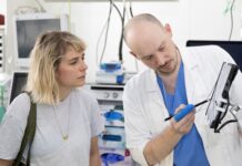 Klinik Ottakring im Kampf gegen Lungenkrebs Bezirksvorsteherin Stefanie Lamp mit Facharzt Florian Vafai-Tabrizi (Bild: WIGEV/Bernhard Noll).