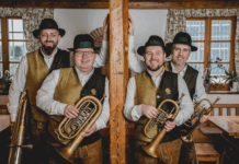 ABBA & Blechgspann heizen Hauptplatz richtig auf Blechgspann