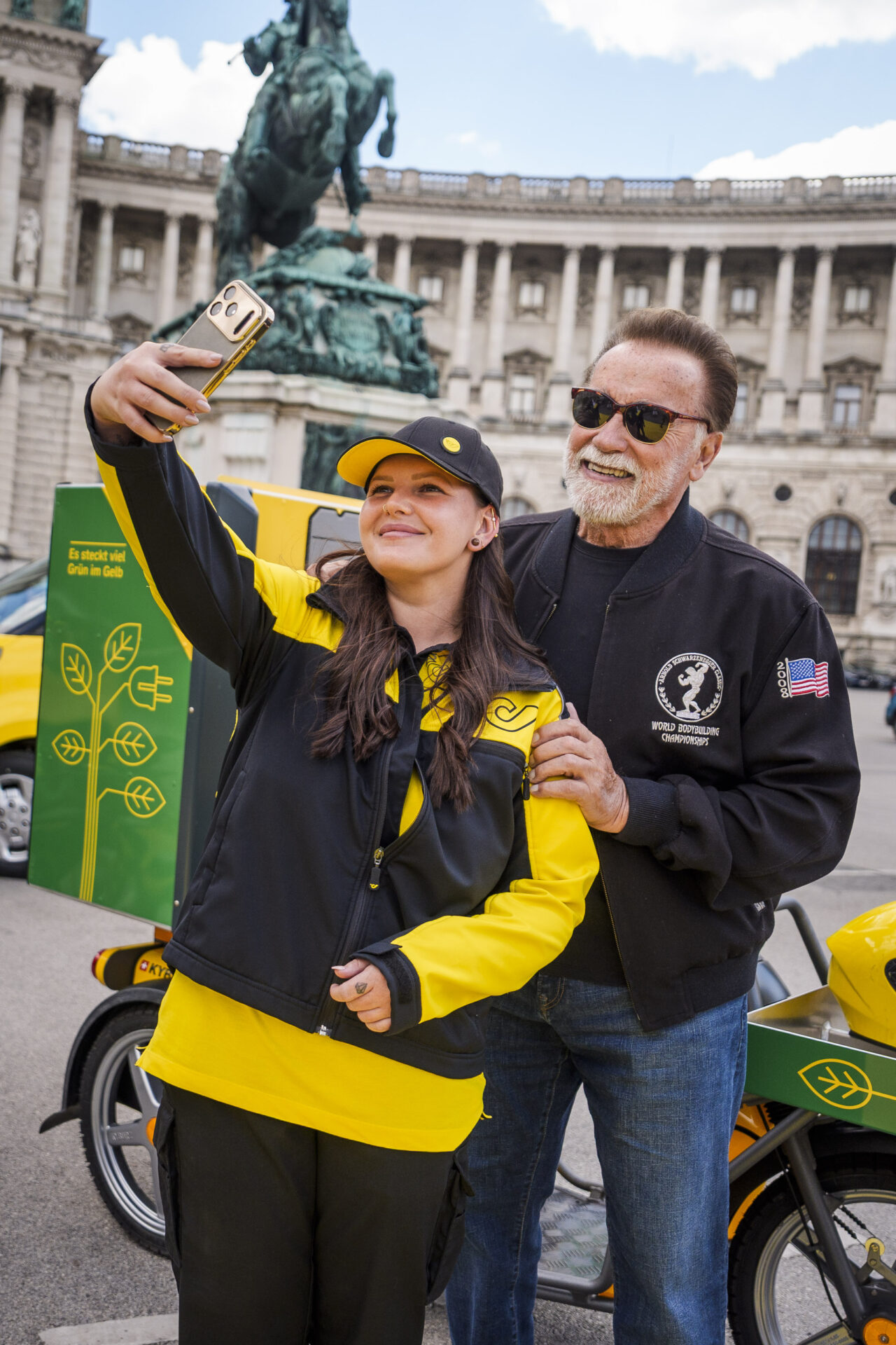 Wiener Zustellerin Sonja Kreuzer bei einem Selfie mit Arnold Schwarzenegger