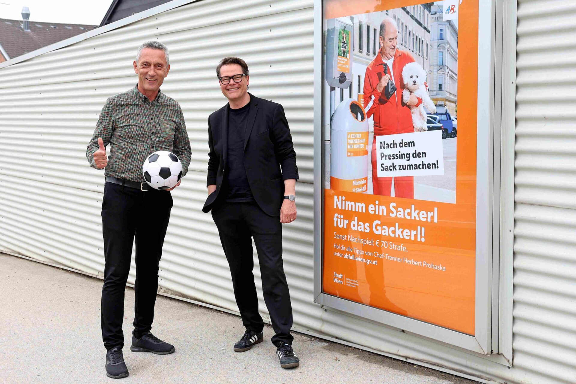Stadtrat Jürgen Czernohorszky und MA-48-Chef Josef Thon präsentieren die neue Prohaska-Kampagne (Bild: Stadt Wien/Votava).