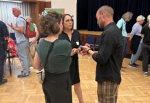 Gumpi-Gipfel: Maßnahmen-Paket vorgestellt Gumpi-Gipfel: Bezirkschefin Julia Lessacher im Gespräch (Bild: BV 6).