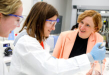 Technik-Workshops für Mädchen warten in den Ferien Frauenstadträtin Hanel-Torsch bei einem der Workshops für Mädchen © Stadt Wien/Martin Votava
