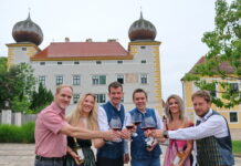 Kottingbrunn: Heurigenfest im Schlosspark expandiert Robert Routil, Sabrina Kohlert, Christian Macho, Ardiane Murig, Stephan Ednitsch und Michael Taufratzhofer (v.l.) © Claudia Resinger