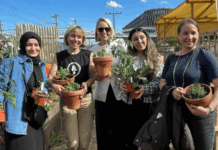 In Favoriten können Frauen “Wurzeln” schlagen Rita Himmel (Projektleitung Ackerhelden), Silvia Bruni (CAPE 10 Geschäftsführerin), Teilnehmerin des Frauen*Gartens und Andrea Hradelovics (CAPE 10 Leitung Programme) © Cape10