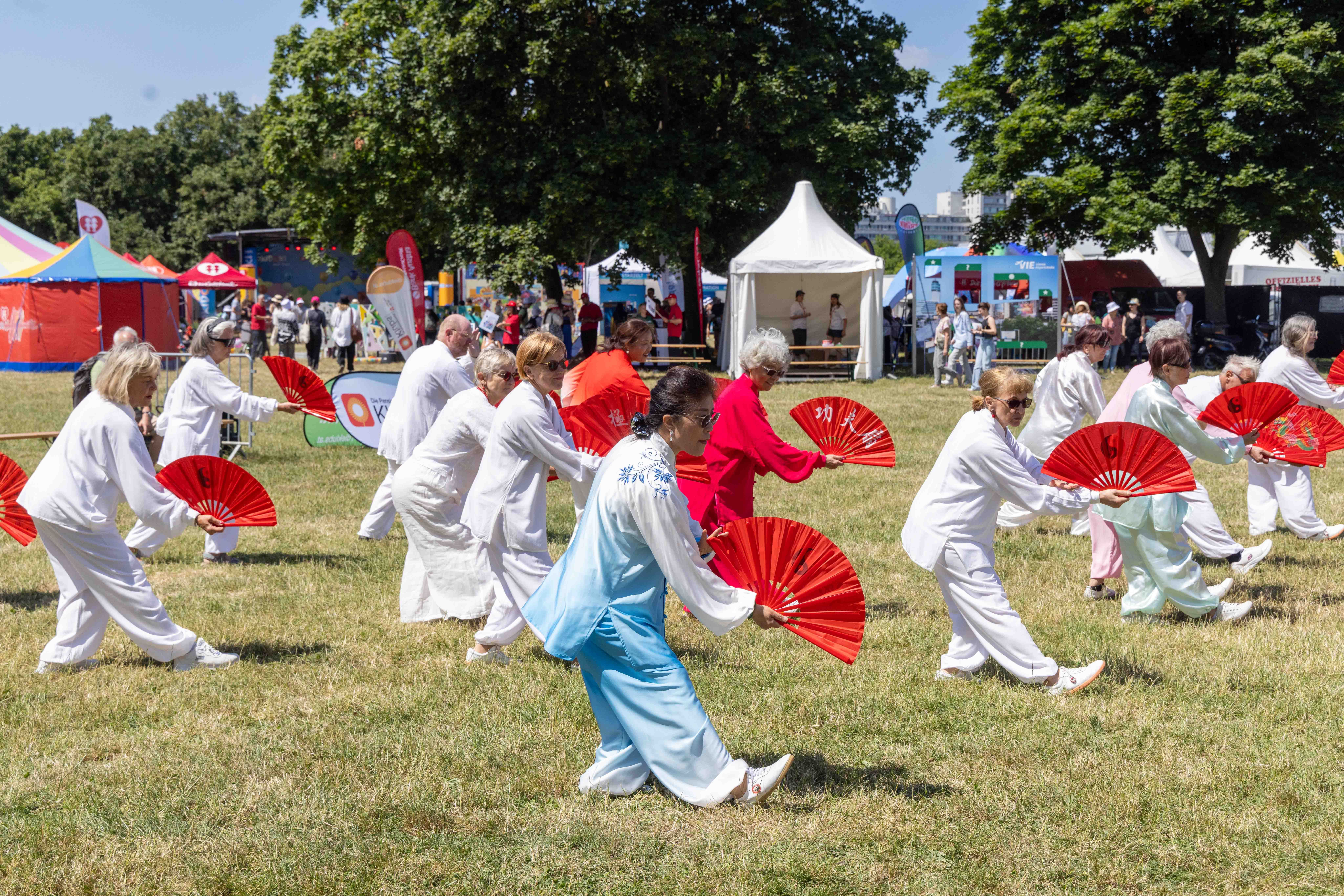 Die Pensionist*innenklubs für die Stadt Wien laden beim Donauinselfest 2026 zu einem abwechslungsreichen Bewegungs- und Tanzprogramm ein