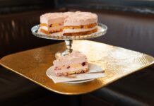 Café Schwarzenberg feiert sein 165-jähriges Bestehen Die eigens kreierte Himbeer-Rose-Torte zum 165-jährigen Jubiläum. © CrownCapture