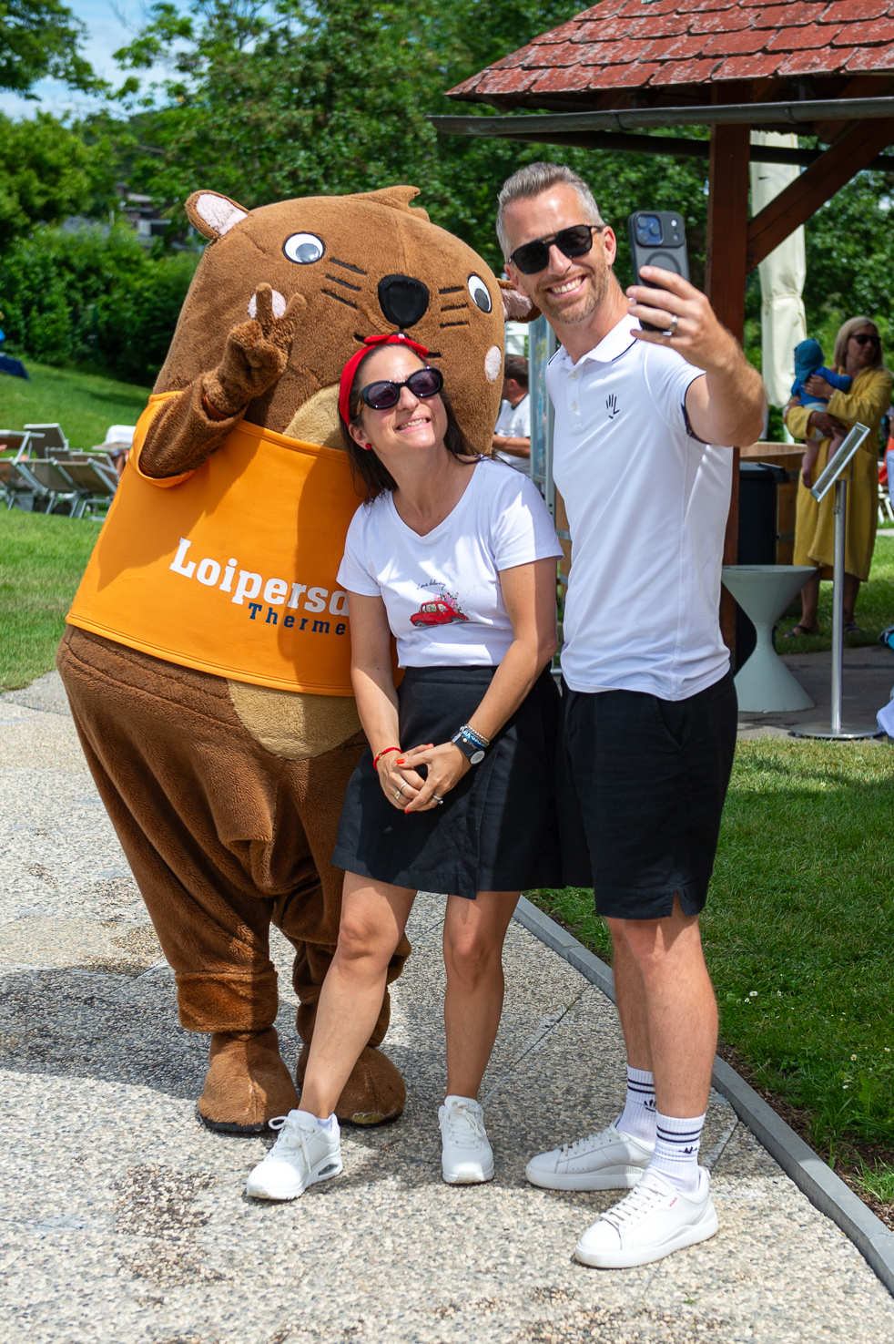 Caroline Athanasiadis und Philip Borckenstein-Quirini mit Maskottchen Otto