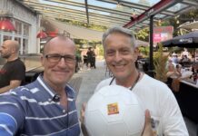 Fußball-Fieber: Freiherz lädt zum großen WM-Quiz WBB-Moderatoren Hans Steiner und Thomas Strachota verteilen beim WM-Quiz WBB-Fußbälle (Bild: Privat).