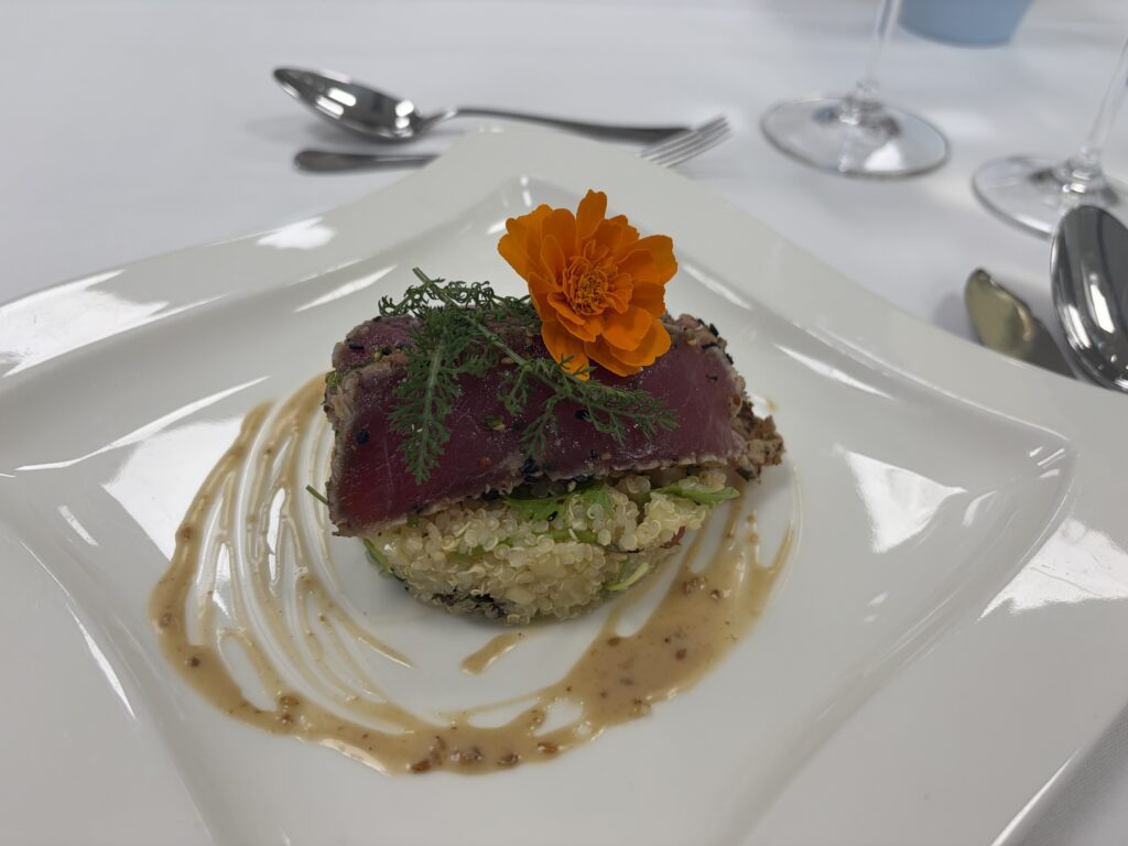 Als Vorspeise wurde Thunfisch an Quinoa-Sprossensalat serviert © Berger
