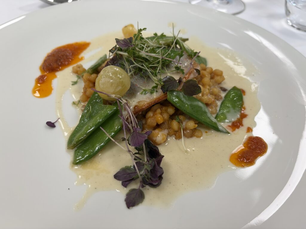 Gebratenes Saiblingsfilet an Erbsen-Fregola bildete den Hauptgang © Berger