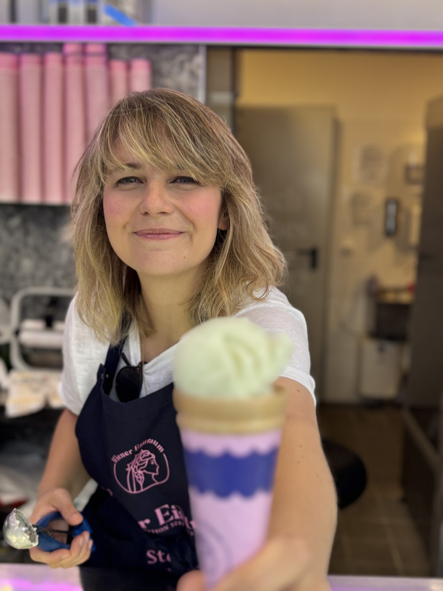 Steffi Lamp schenkt am Schulschluss-Tag Gratis-Eis aus (Bild: BV 16).