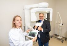 Klinik Hietzing hat sanierten Pavillon 21 eröffnet Christina Eder-Czembirek präsentiert Stadtrat Peter Hacker das neue digitale Volumentomographie-Gerät © Wr. Gesundheitsverbund/VOGUS