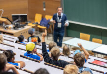 KinderuniWien: Von Gehirn-OPs bis geheime Mikroben