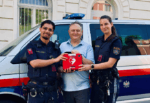 So schön! Den zwei Polizei-Rettern zutiefst dankbar Das Wiedersehen mit den Lebensrettern war sehr emotional (Bild: Polizei).