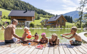 Generationen-Urlaub im Ausseerland genießen Naturbadeteich im Narzissendorf Zloam (2)
