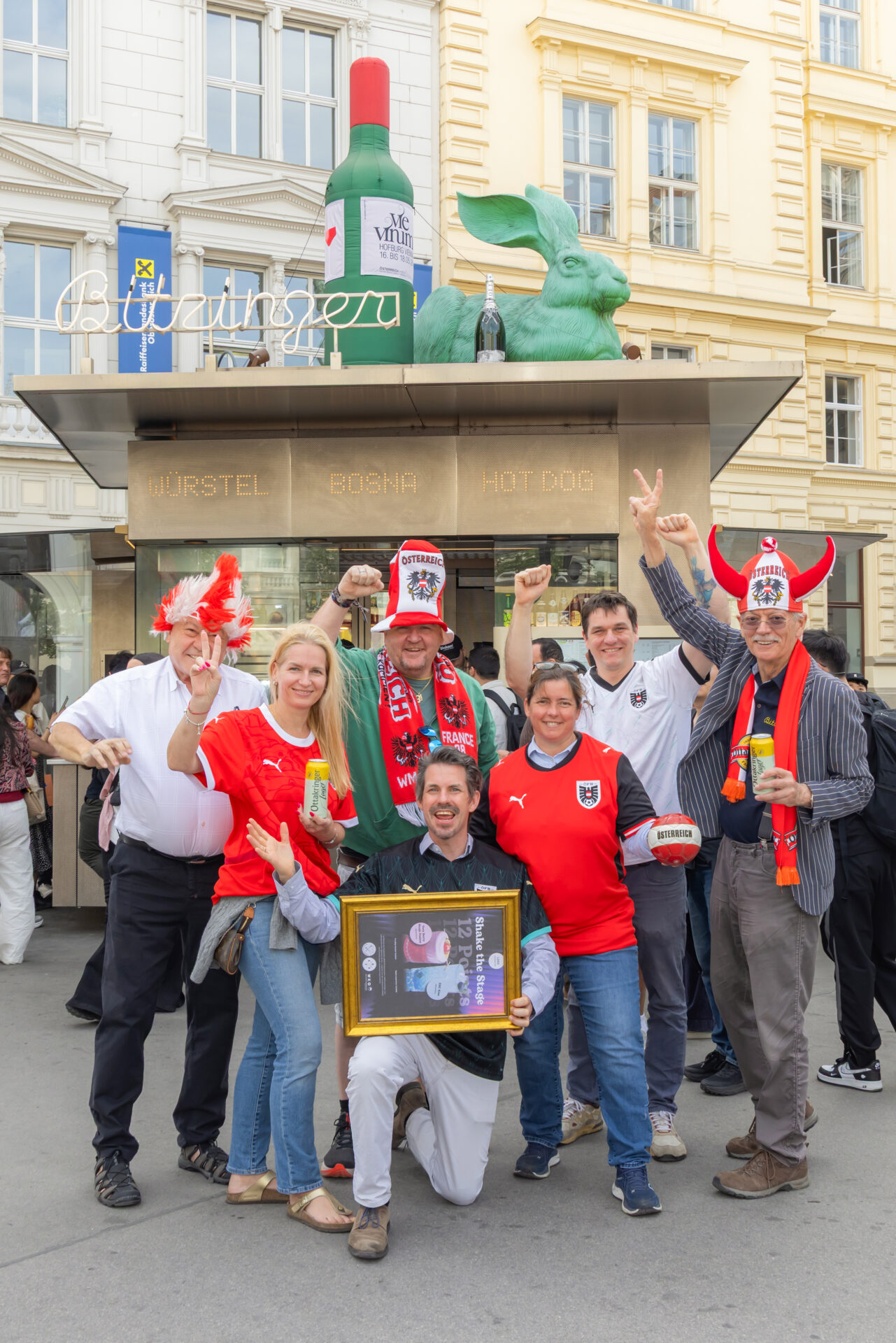 Von Anfang an aktiv: Gastro-Obmann Thomas Peschta mit Österreich-Fans beim Würstelstand (© Sandra Oblak).