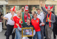 Rot-Weiß-Rote Stimmung beim Würstelstand Thomas Peschta, Obmann der Fachgruppe Gastronomie in der Wirtschaftskammer Wien, mit Österreich-Fans beim Würstelstand vor der Albertina (© Sandra Oblak).