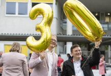 30 Jahre Bildung für alle: VHS Meidling feiert Jubiläum BV Wilfried Zankl gratulierte VHS Direktor Walter Schuster © intotheblue.studio/Viktoria Morgenstern