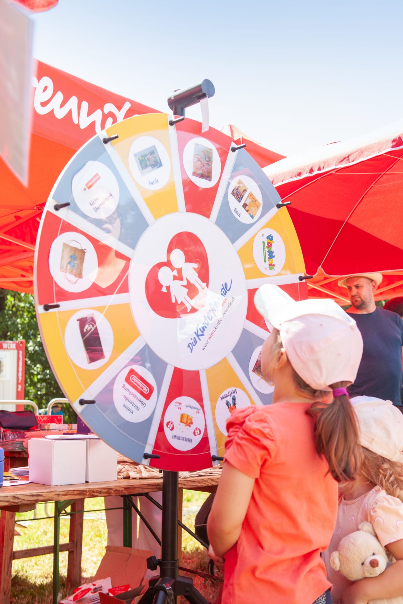 Das Glücksrad: Eine von vielen Stationen auf der Bank Austria Kinderfreunde-Insel am Donauinselfest.
