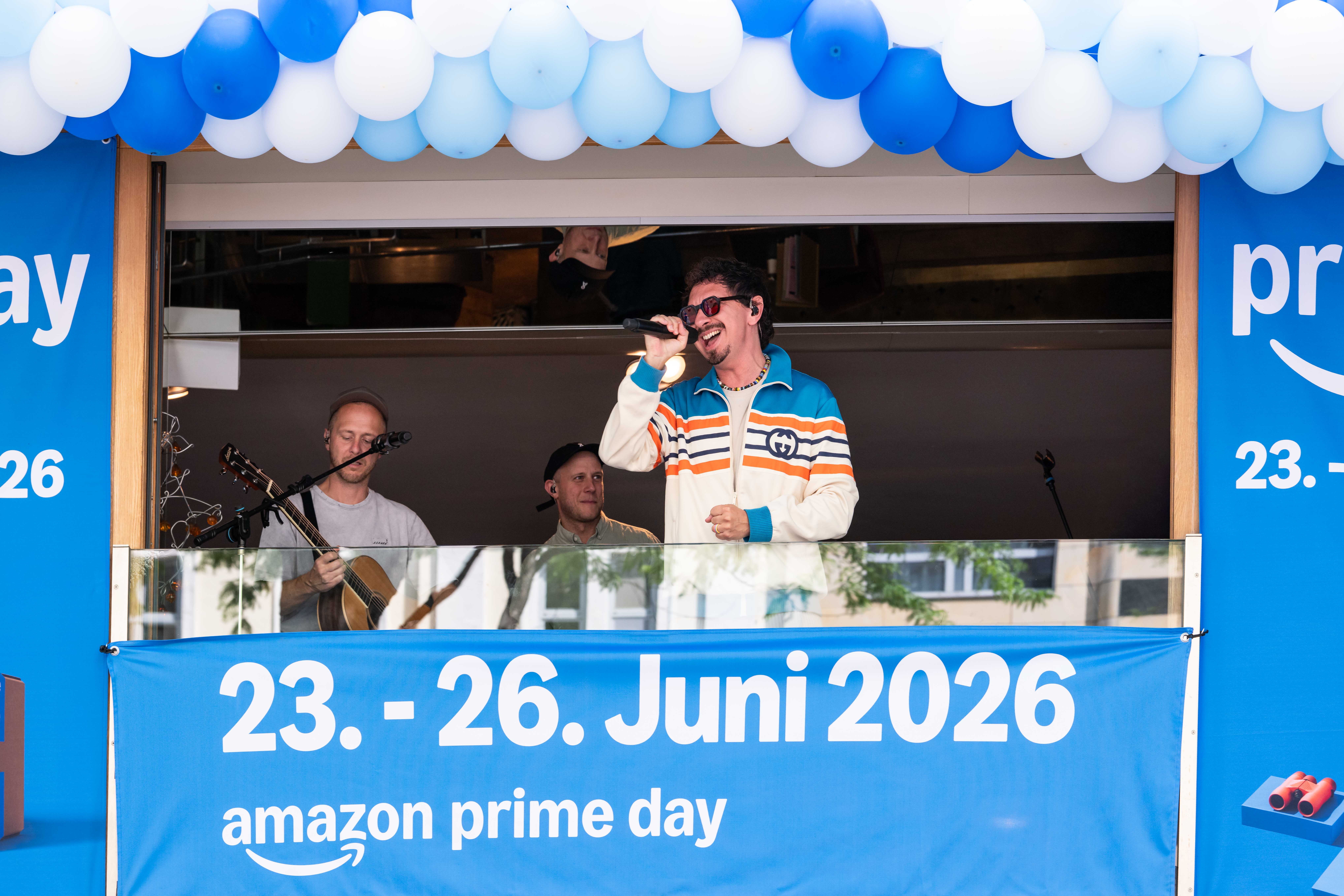 Julian le Play überrascht mit Balkonkonzert auf der Mahü