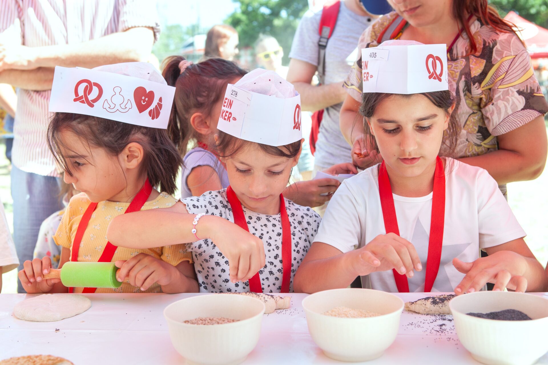 Kinder bei Anker Backstation auf der Bank Austria Kinderfreunde-Insel am Donauinselfest.