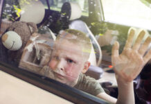 Hitze-Alarm! Keine Kinder oder Tiere im Auto lassen Kinder dürfen nicht in der Hitze im Auto bleiben: Lebensgefahr (Bild: Istock by Getty Images)!