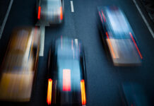 Raser-Wahnsinn: Mit 101 km/h durch die 30er-Zone! Ein irrer Raser wurde mit 101 km/h in der 30er-Zone erwischt (Bild: Istock).