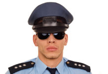 „Falscher-Polizist“-Masche: Festnahme gelungen Achtung vor falschen Polizisten, spezielle Maßnahmen helfen (Bild: Istock).