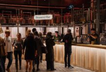 Freibier solange der Vorrat reicht: Tag des Bieres im Gleisgarten Die Brauerei Bar im Gleis//Garten © Sara Bellissent