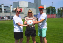 Drei Bezirke, ein Sportfest: Jeder ist willkommen! Aufwärmen fürs Fest: Michi Schüchner, Steffi Lamp und DIetmar Baurecht mit dem WBB-Ball am Red-Star-Platz (Bild: BV 14).