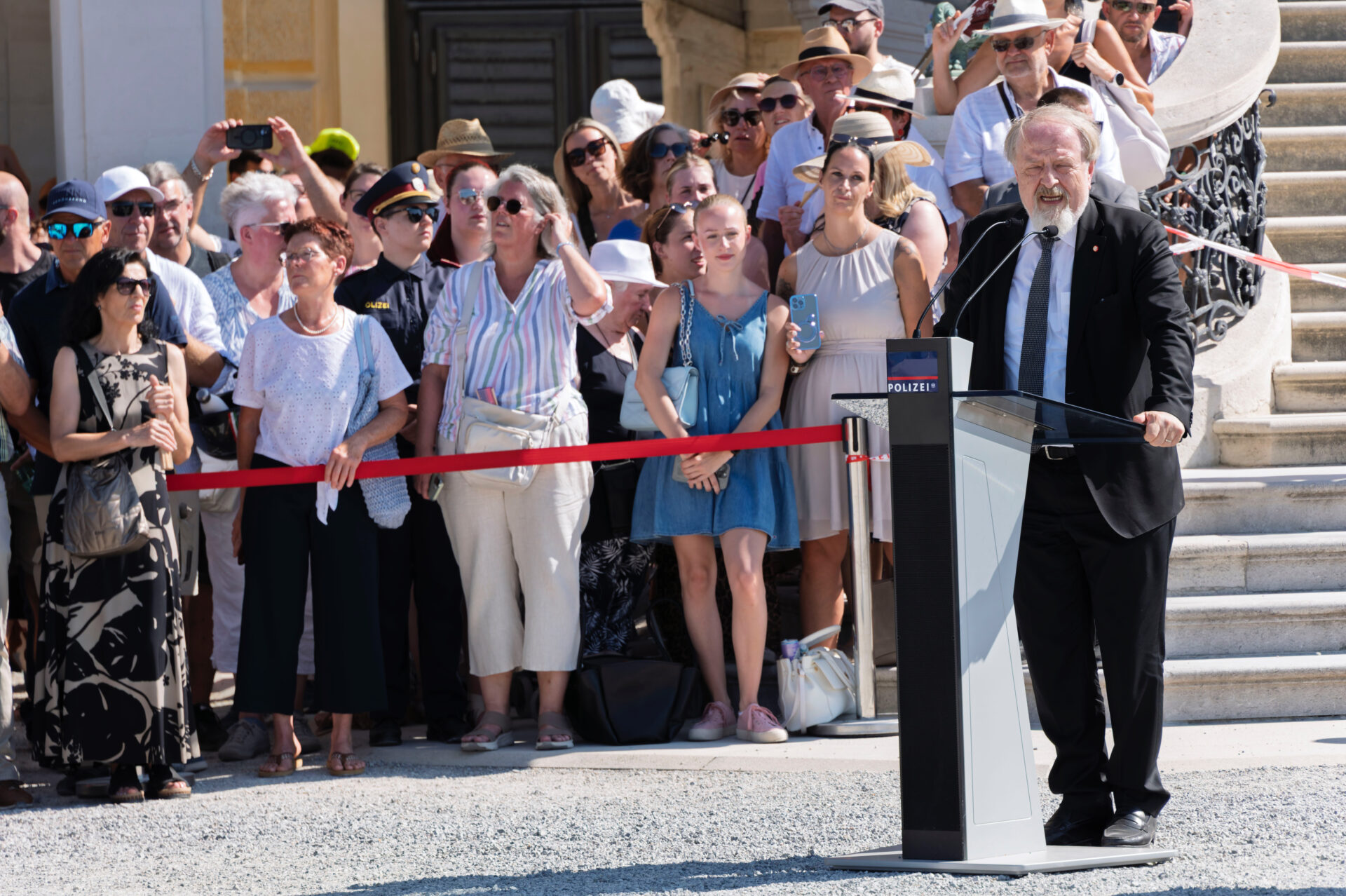 677 neue Polizeikräfte feierlich in Schönbrunn angelobt