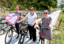 Endlich: Der Wienfluss-Weg ruckelt nicht mehr Testfahrt: Radbeauftragter Martin Blum, Neos-Klubvorsitzende Selma Arapovic und Penzings Bezirksvorsteherin Michaela Schüchner (v. l., Bild: Stadt Wien/Fürthner).