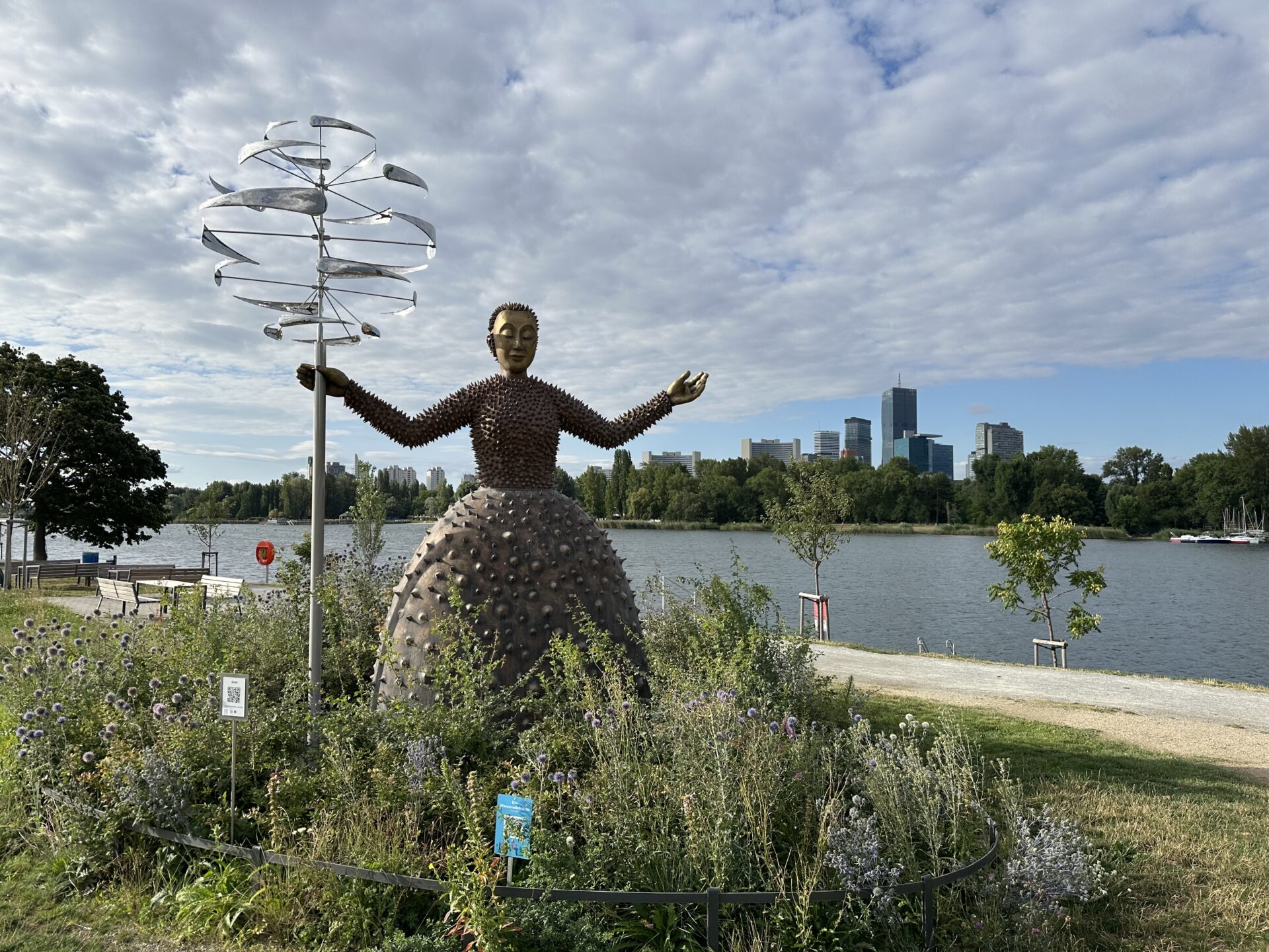 Skulptur von André Heller „Die Wasserwächterin“