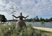 Obere Alte Donau: Ein Jahr Kunst- und Naturerlebnis am Mühlschüttel Skulptur von André Heller „Die Wasserwächterin“