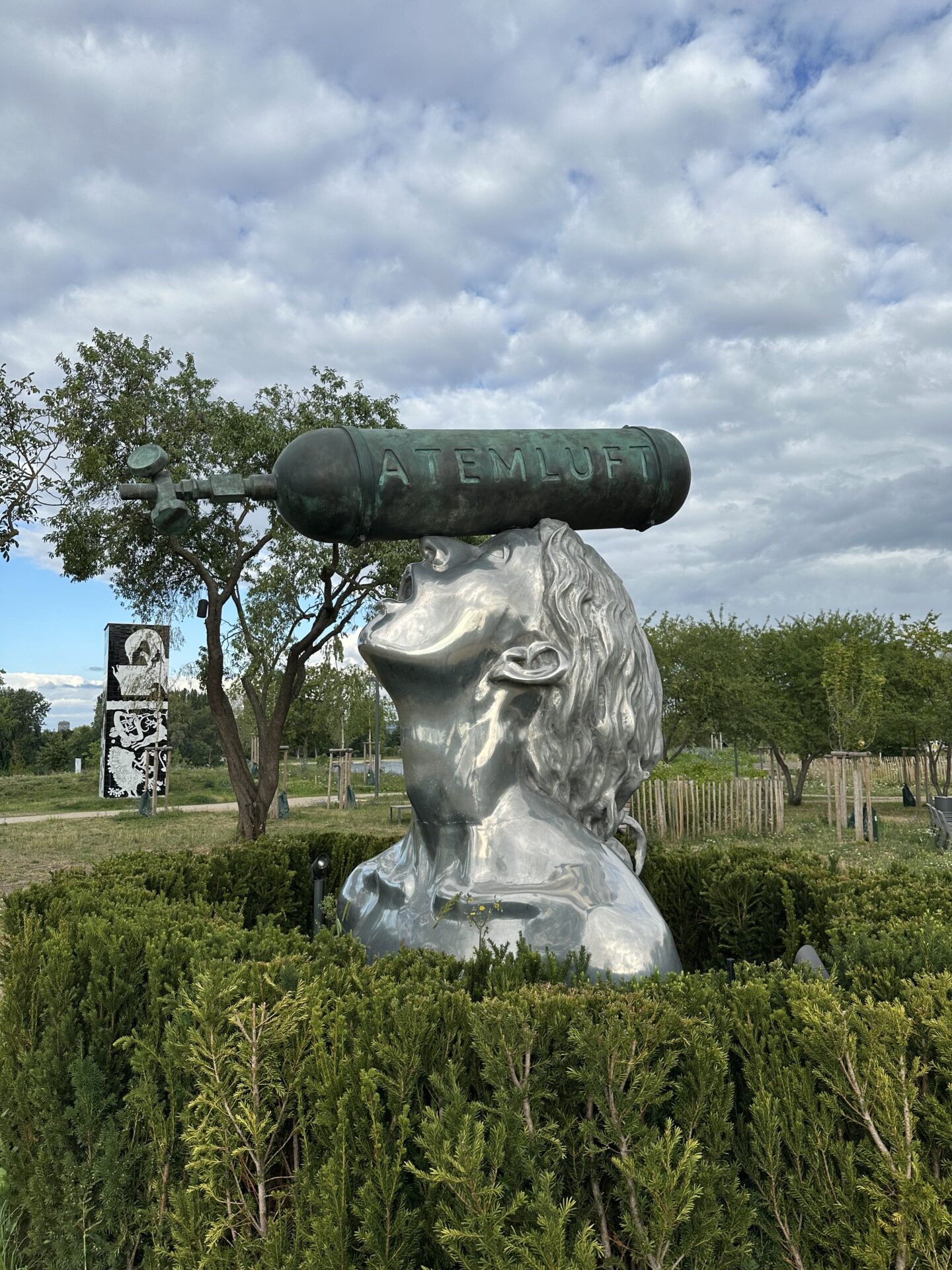 Skulptur von Xenia Hausner „Atemluft“