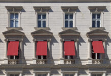 Sonnenschutz und Stadtbild: Wien legt einen neuen Leitfaden vor Gezielte Akzente wurden mit den roten Fallarmmarkisen am Gründerzeithaus in der Porzellangasse 2 gesetzt © Stadt Wien/MA 19.