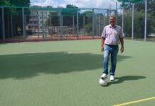 Ball-Saison: Käfig-Lärm und (vorerst) kein Ende Der Käfig in der Berzeliusgasse wird von Bezirkschef Georg Papai überprüft (Bild: BV 21).