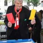 Dieter Chmelar verteilt auch gerne mal gelbe Karten – eine rote gab es beim Wuzzler-Turnier allerdings nicht!