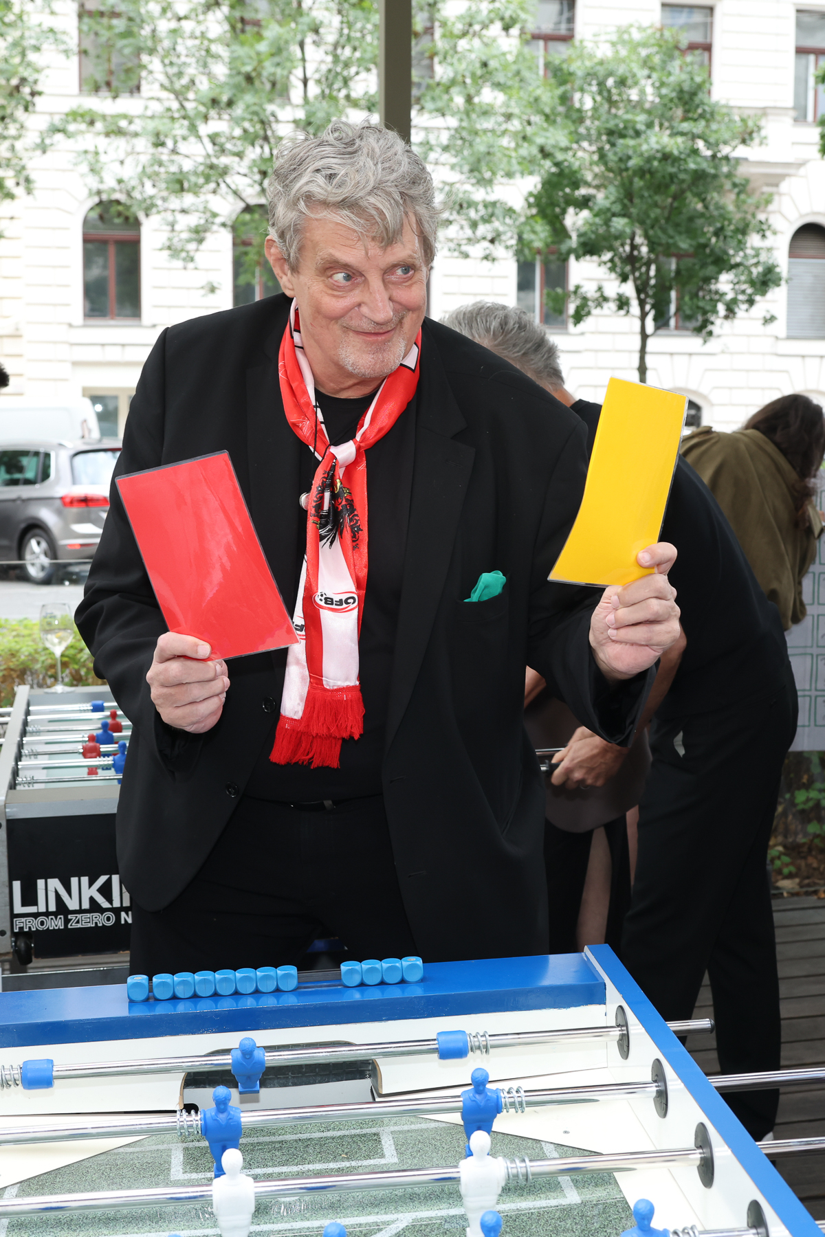 Dieter Chmelar verteilt auch gerne mal gelbe Karten – eine rote gab es beim Wuzzler-Turnier allerdings nicht!