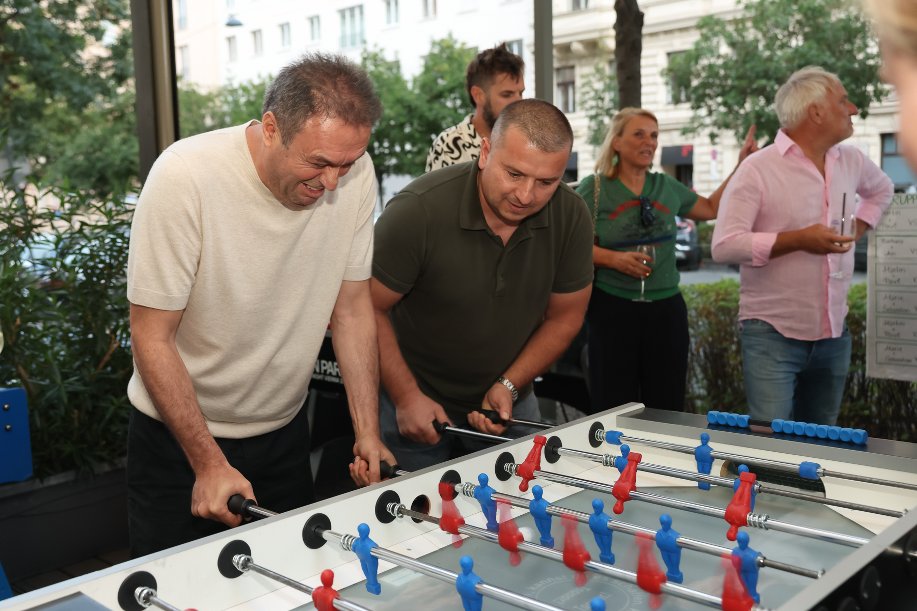 Café-Stein-Chef Mustafa Türksever mit seinem Teampartner immer am Ball.
