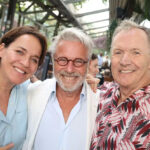 ORF-Moderatorin Eva Pölzl, Adi Hirschal und Ossi Schellmann strahlen gemeinsam in die Kamera.