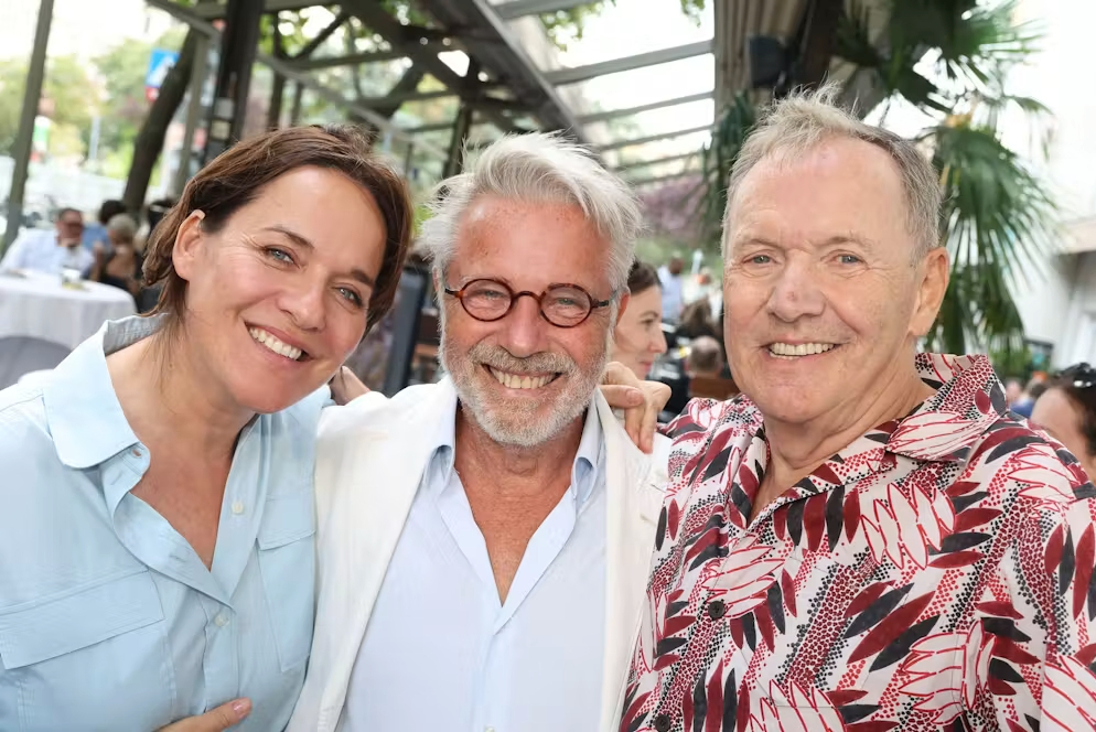ORF-Moderatorin Eva Pölzl, Adi Hirschal und Ossi Schellmann strahlen gemeinsam in die Kamera.