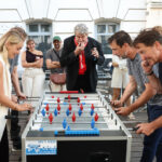 Moderator und Entertainer Dieter Chmelar als leidenschaftlicher Schiedsrichter beim 1. Café Stein Tischfußball Challenge.
