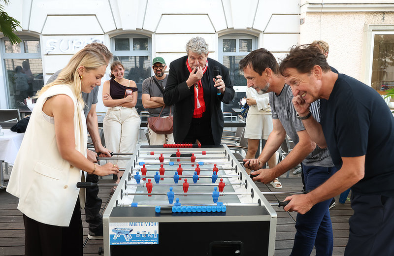 Moderator und Entertainer Dieter Chmelar als leidenschaftlicher Schiedsrichter beim 1. Café Stein Tischfußball Challenge.